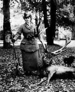 SÆSON. Herregårdsjagten er ind i efteråret 1907, og lensgrevinde Fritze Frijs er trukket i et passende kostume. - Foto: Pivateje, fra bogen. 