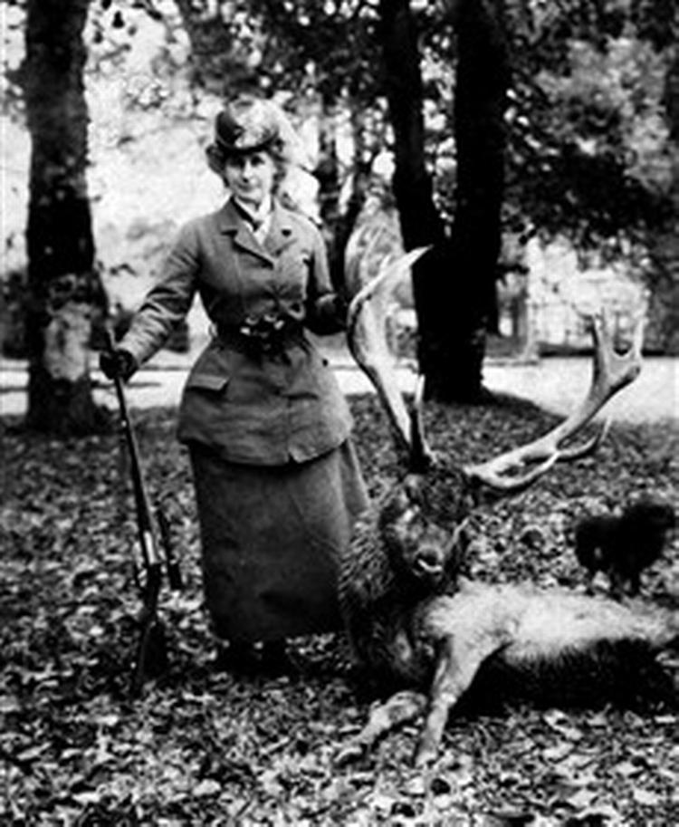SÆSON. Herregårdsjagten er ind i efteråret 1907, og lensgrevinde Fritze Frijs er trukket i et passende kostume. - Foto: Pivateje, fra bogen. 