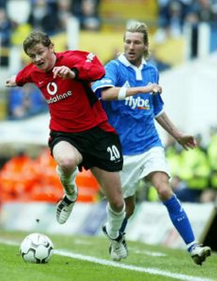 Nordmanden Ole Gunnar Solskjær har ikke fået meget spilletid for Manchester United på det seneste på grund af skader. Men klubben forlænger alligevel med den populære spiller. - Arkivfoto: AP 