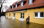 Husene ved floden Elben omkring Dresden i det østlige Tyskland er tæt på oversvømmelse. Seks er omkommet som følge af oversvømmelser i Centraleuropa. - Foto: AP 