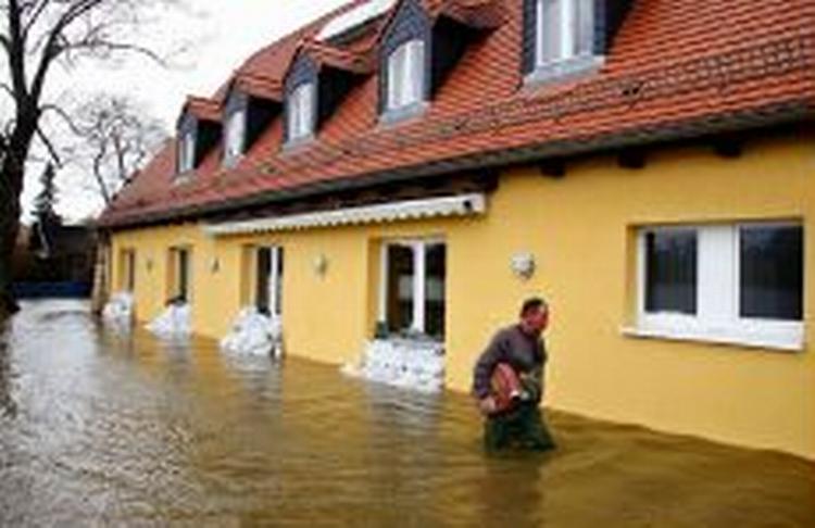 Husene ved floden Elben omkring Dresden i det østlige Tyskland er tæt på oversvømmelse. Seks er omkommet som følge af oversvømmelser i Centraleuropa. - Foto: AP 