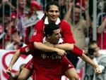 Roy Makaay jubler med Paolo Guerrero på ryggen. Bayern München måtte dog nøjes med 2-2. - Foto: AP 
