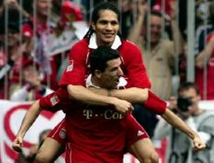 Roy Makaay jubler med Paolo Guerrero på ryggen. Bayern München måtte dog nøjes med 2-2. - Foto: AP 