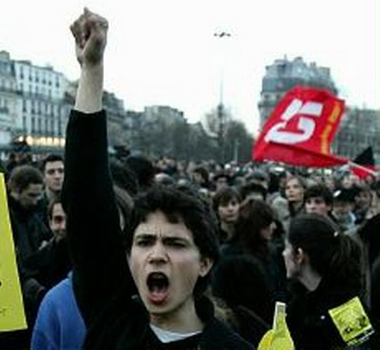 Demonstranterne kræver, at jobloven droppes. - Foto: AP 