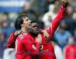 Uniteds Ruud van Nistelrooy (tv.) og Louis Saha jubler efter sejren. - Foto: AP 