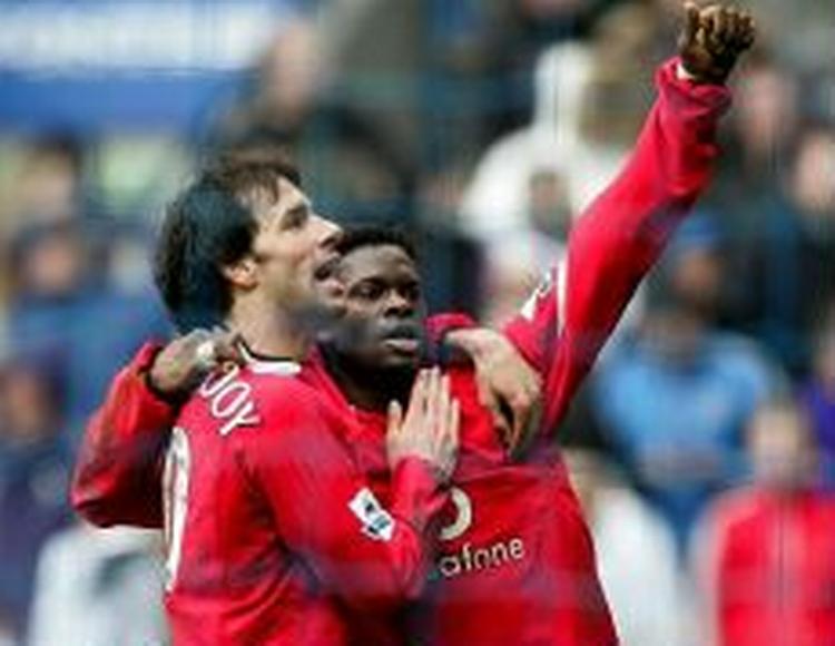 Uniteds Ruud van Nistelrooy (tv.) og Louis Saha jubler efter sejren. - Foto: AP 
