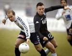 AGF's Roger Risholt (tv.) og FCK's William Kvist kigger langt efter bolden. - Foto: Andreas Szlavik 