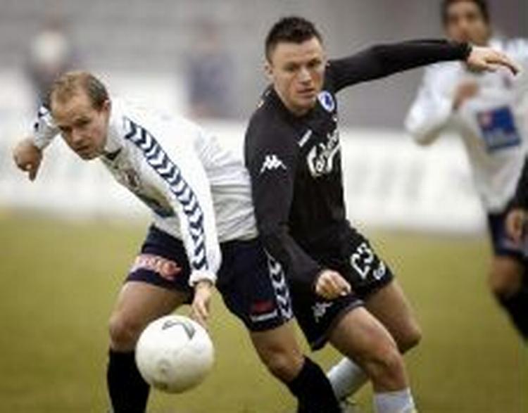 AGF's Roger Risholt (tv.) og FCK's William Kvist kigger langt efter bolden. - Foto: Andreas Szlavik 