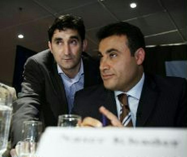 Naser Khader (th.) viste sig lørdag for første gang i ti dage. Her ses han til generalforsamlingen med næstformand i Demokratiske Muslimer, Fathi El-Abed. - Foto: Morten Langkilde 