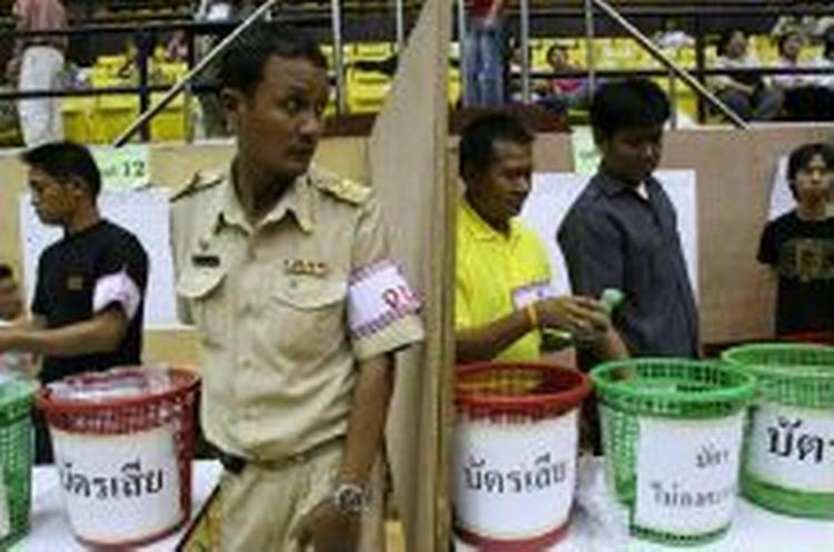 En betjent overvåger optællingen af stemmer i et valgkontor i Bangkok. - Foto: AP 