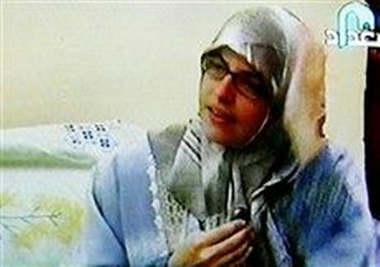 På optagelserne bærer Jill Carroll et traditionelt muslimsk hovedtørklæde.   Foto: APTN/AP 