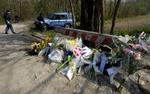 Blomster og kort på det sted, hvor den knapt halvanden år gamle år blev fundet begravet og dræbt. - Foto: AP 