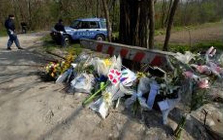 Blomster og kort på det sted, hvor den knapt halvanden år gamle år blev fundet begravet og dræbt. - Foto: AP 