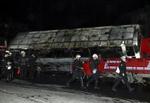 Tyrkiske brandmænd ved den udbrændte bus, der dræbte tre personer, da den kørte over dem. - Foto: AP 