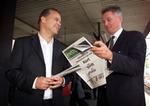 Svenn Dam (th.) stod i sin tid bag gratisavisen metroXpress i Danmark. Dengang i selskab med Per Michael Jensen (tv.), der nu skal stå i spidsen for TV 2.   Arkivfoto: Jens Dresling 