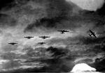 TOGT OVER EUROPA. Amerikanske 'flyvende fæstninger' danner formation på vej ud til angreb på tyske fabrikker 21. oktober 1943. Radcliffes roman bygger i vid udstrækning på erindringer fra disse flys besætninger. - Polfoto 