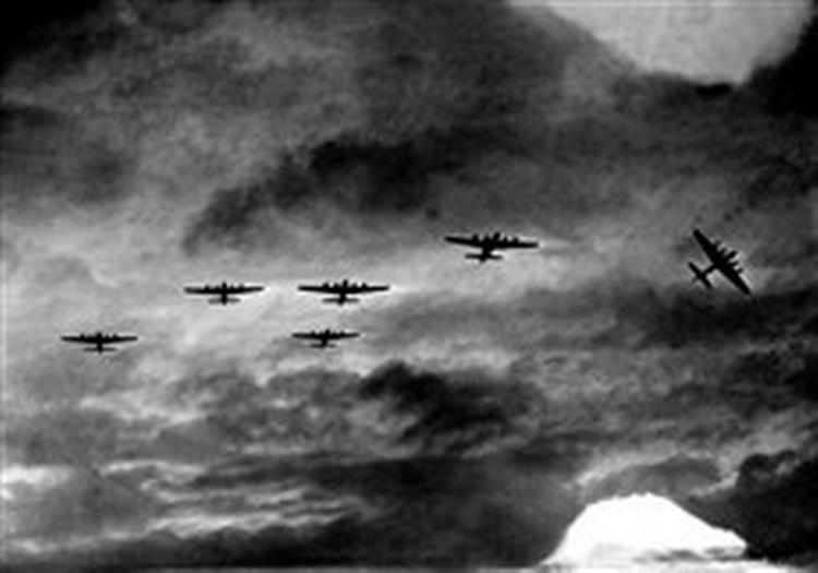 TOGT OVER EUROPA. Amerikanske 'flyvende fæstninger' danner formation på vej ud til angreb på tyske fabrikker 21. oktober 1943. Radcliffes roman bygger i vid udstrækning på erindringer fra disse flys besætninger. - Polfoto 