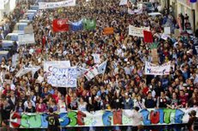 I Marseille er der masser af demonstranter i gaderne. - Foto: AP 