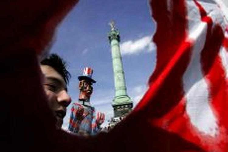 Urolighederne i Frankrig har stået på i flere uger. Arbejdsløsheden i Frankrig blandt unge er tårnhøj, men den nye lov vil ikke hjælpe, mener demonstranterne. - Foto: AP 