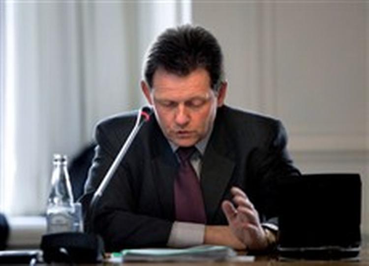 Forbrugerminister Lars Barfoed (K) skal i dag i nyt samråd om fødevarekontrollen. Her er han fotograferet under samrådet sidste uge, hvor han ifølge DF og Socialdemokraterne misinformerede Folketinget.   Arkivfoto: Finn Frandsen 