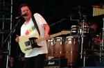 Foto af The Clash-bandleder Joe Strummer, der døde i 2002 . »London Calling« er næppe den mest aggressive sang, bandet har frembragt, men det vidste de britiske agenter tilsyneladende ikke. - Foto: AP 