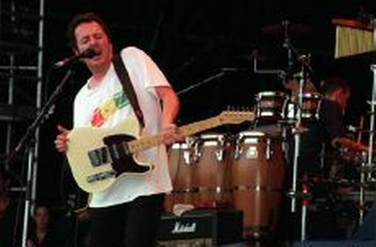 Foto af The Clash-bandleder Joe Strummer, der døde i 2002 . »London Calling« er næppe den mest aggressive sang, bandet har frembragt, men det vidste de britiske agenter tilsyneladende ikke. - Foto: AP 