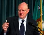 USA's finansminister John Snow kan meget vel være på vej ud af regeringen, efter at præsident Bush ikke længere viser ham den store støtte. - Arkivfoto: AP 