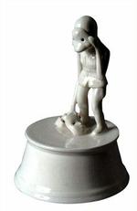 ANKER ALENE I VERDEN. Louise Hindsgavls figur 'De daglige valg' pryder omslaget til Søren Vad Møllers 'Enegang'. - Omslagsdesign: Dan Eggers. 