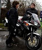 Den store og stærke Kawazaki mellem Helle Jørgensen og Lena Roslundh (th.) har hestekræfter nok til at køre fra de fleste, uanset om de er mænd eller kvinder.   Foto: Martin Lehmann 