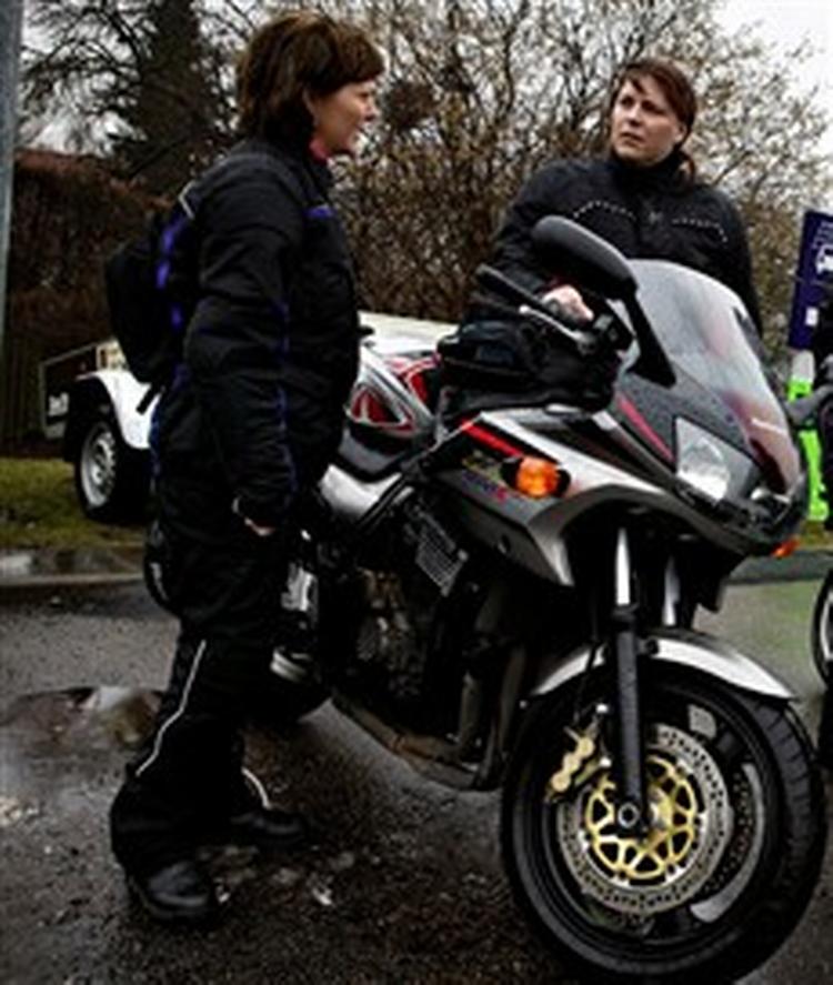 Den store og stærke Kawazaki mellem Helle Jørgensen og Lena Roslundh (th.) har hestekræfter nok til at køre fra de fleste, uanset om de er mænd eller kvinder.   Foto: Martin Lehmann 