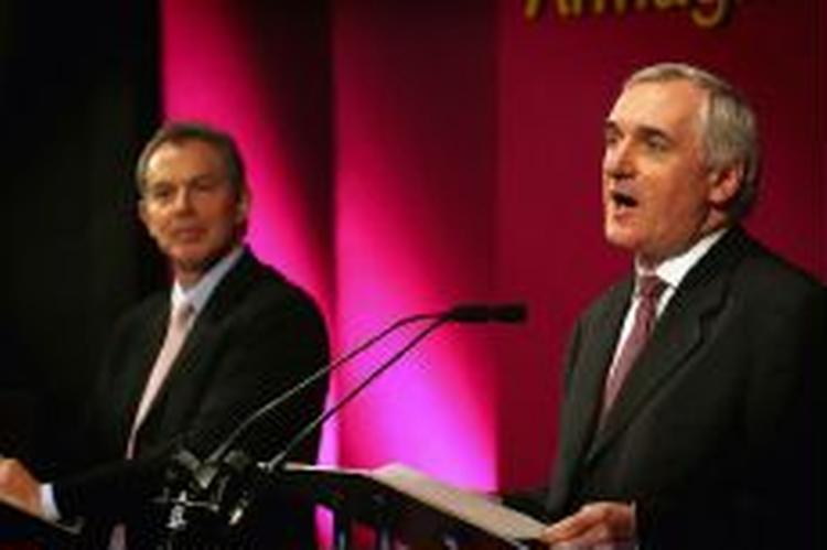 Storbritanniens premierminister Tony Blair og den irske regeringsleder Bertie Ahern gav i dag en tidsfrist på seks uger for aftale om magtdeling i Nordirland. - Foto: AP 