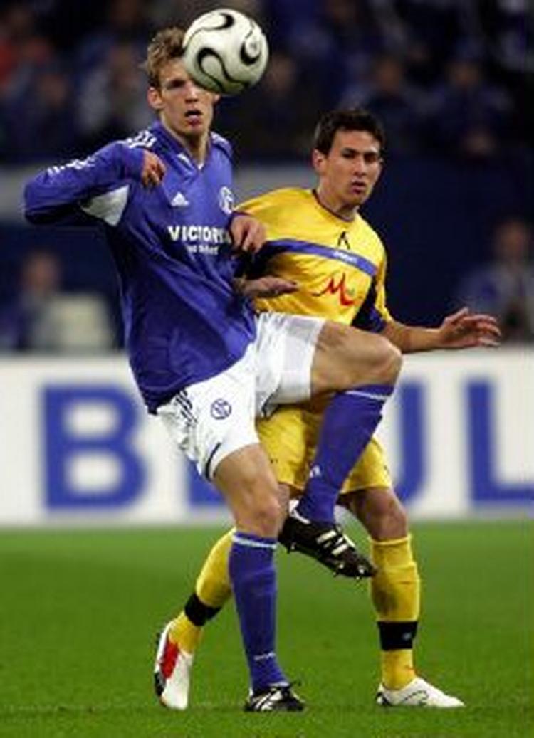 Schalke 04's Søren Larsen erobrer bolden i 1-1-kampen mod Levski Sofia, hvilket resultat bragte Schalke videre til semifinalen i UEFA-Cuppen. - Foto: AP 