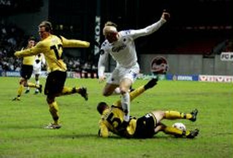 FCK's Martin Bergvold tackles af Lillestrøms forsvar. Men FCK fik endnu et skandinavisk mesterskab med en 1-0-sejr. - Foto: Kim Agersten 
