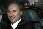 Dan Brown har grund til at være glad. Den britiske Højesteret mener ikke, at forfatteren har overtrådt ophavsretsloven i forbindelse med arbejdet med 'Da Vinci Mysteriet'. - Foto: AP 