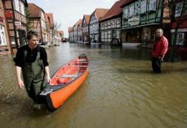 Mindre nordtyske byer er ramt af voldsomme oversvømmelser - Foto: AP 