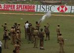 Politiet måtte bruge tåregas mod de vrede tilskuere på et cricketstadion i Galahati, Indien. - Foto: AP 