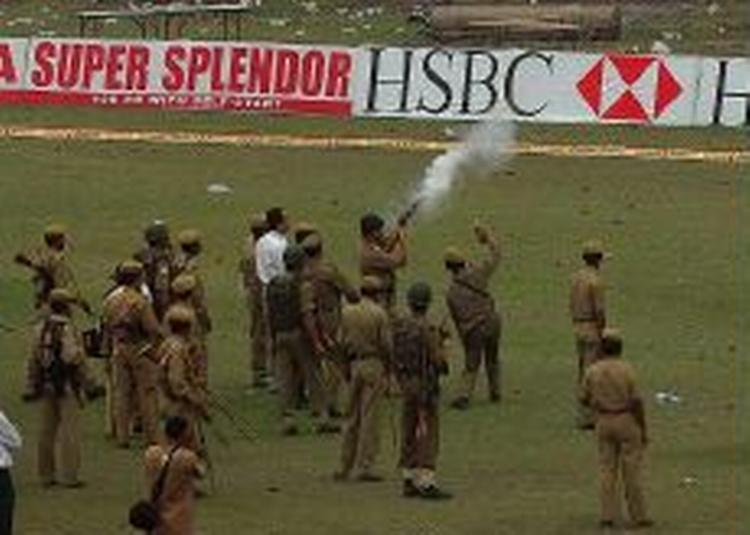 Politiet måtte bruge tåregas mod de vrede tilskuere på et cricketstadion i Galahati, Indien. - Foto: AP 