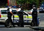 Bevæbnede politimænd afmærker et område i London kort efter bombeangrebet 7.juli 2005. - Arkivfoto: AP 
