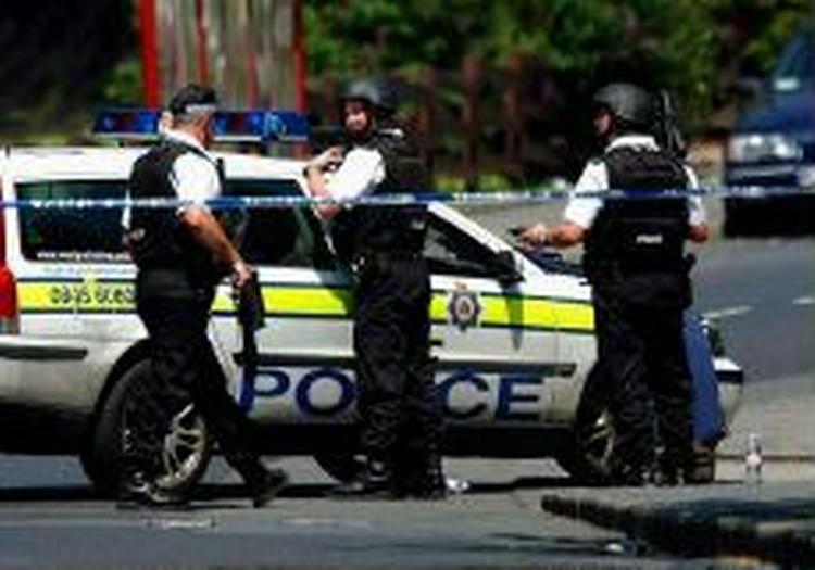 Bevæbnede politimænd afmærker et område i London kort efter bombeangrebet 7.juli 2005. - Arkivfoto: AP 