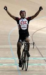 Der var god plads på målstregen, da schweiziske Fabian Cancellara kørte først over stregen i det legendariske cykelløb Paris-Roubaix. - Foto: AP 
