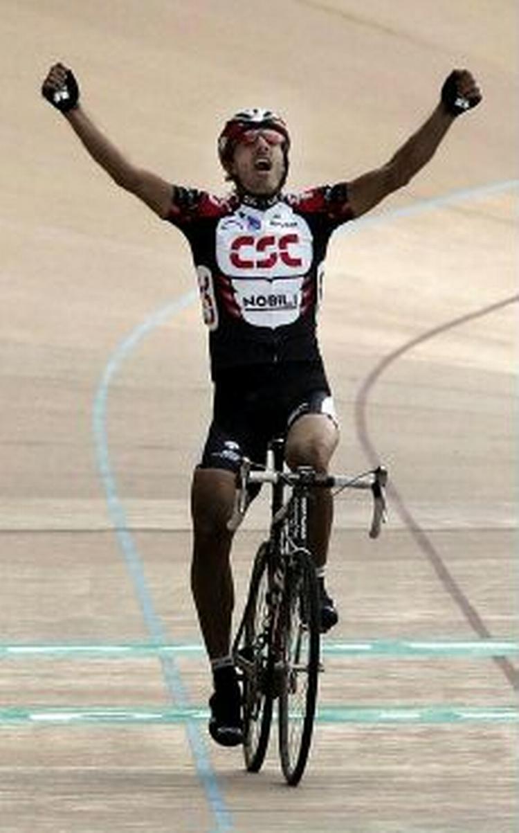 Der var god plads på målstregen, da schweiziske Fabian Cancellara kørte først over stregen i det legendariske cykelløb Paris-Roubaix. - Foto: AP 