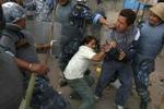 Der var ofte voldsomme sammenstød mellem politi og demonstranter under demonstrationerne i Kathmandu. - Foto: AP 