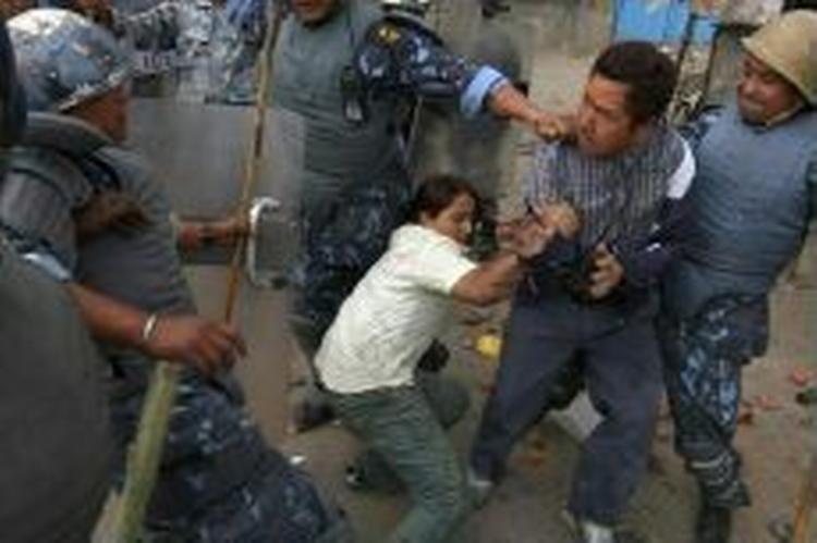 Der var ofte voldsomme sammenstød mellem politi og demonstranter under demonstrationerne i Kathmandu. - Foto: AP 