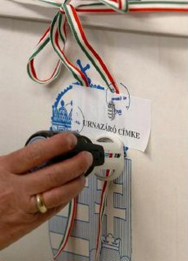 En ungarnsk valgboks forsegles. - Foto: AP 