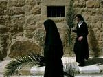 Katolske nonner i Jerusalem går ned fra Olivenbhjerget på Palmesøndag. - Foto: AP 