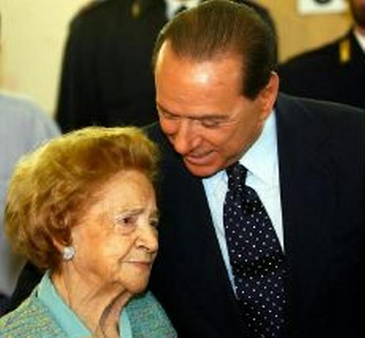 Berlusconi stemte sammen med sin mor, Rosa, der blev højlydt opfordret til at stemme på sønnens parti, Forza Italia. - Foto: AP 