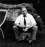 SOMMER. Knud Friis instruerede selv dette privatfoto fra 1969. Men ifølge biografien om ham foretrak han at holde fyraften med en sodavand. - Foto fra bogen. 