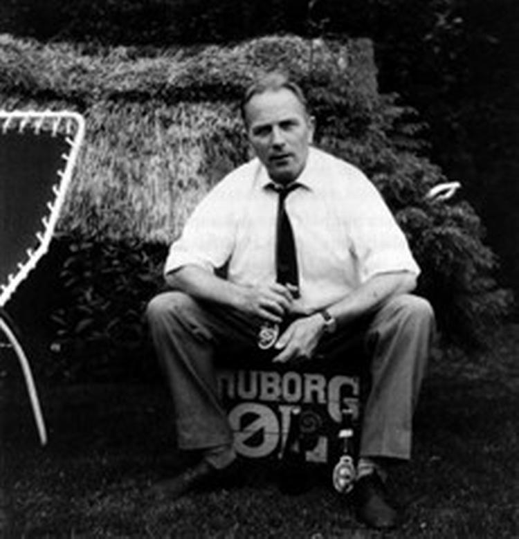 SOMMER. Knud Friis instruerede selv dette privatfoto fra 1969. Men ifølge biografien om ham foretrak han at holde fyraften med en sodavand. - Foto fra bogen. 