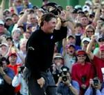 Phil Mickelson modtager folkets hyldest efter sejren. - Foto: AP 