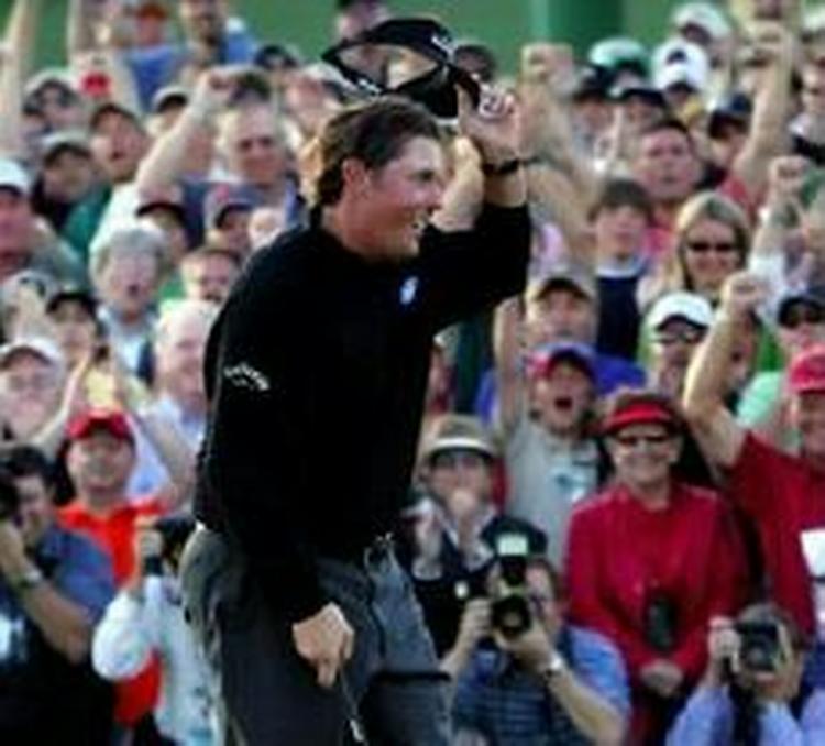 Phil Mickelson modtager folkets hyldest efter sejren. - Foto: AP 
